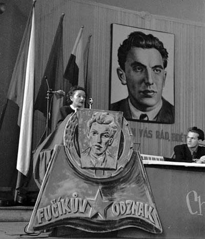 Gusta Fučíková hovoří o díle Julia Fučíka na svazácké konferenci Fučíkova odznaku v Liberci, prosinec 1950 (Foto: zdroj ČTK)