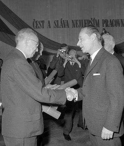 Alexandr Dubček (vpravo) předává Gustávu Husákovi Řád Klementa Gottwalda, duben 1968 (zdroj: ČTK)