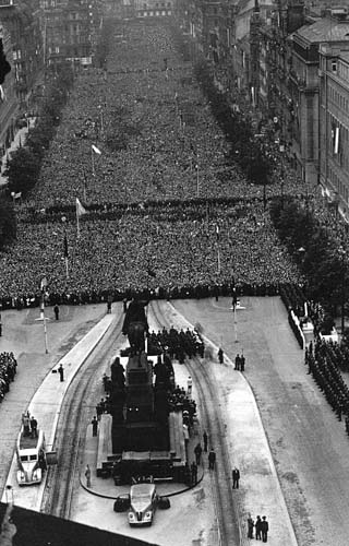 Manifestace na Václavském náměstí v Praze 3. července 1942 (zdroj: ABS)