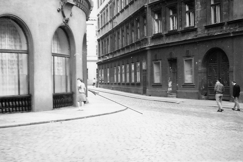 Od postranního vchodu do hotelu Praha byl odvezen do nemocnice V. Kruba (Zdroj ABS)