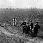Do společného hrobu byli pohřbeni čs. vojáci, kteří padli při povstání proti okupantům, a dále občané, kteří byli zavražděni příslušníky SS 7.5.1945 v Lahovicích (zdroj: ABS)