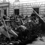 V okolí školy Na Pražačce probíhaly ve dnech pražského povstání tvrdé boje mezi povstalci a nacisty. Stavěly se barikády, sháněla se munice. Ruku k dílu přiložilo mnoho lidí. (zdroj: ABS)