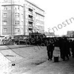 Typickým průvodním jevem povstání se staly barikády. Vznikaly živelně na mnoha místech za přispění všech obyvatel Prahy. (zdroj: ABS)