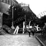 Typickým průvodním jevem povstání se staly barikády. Vznikaly živelně na mnoha místech za přispění všech obyvatel Prahy. (zdroj: ABS)