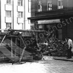 Typickým průvodním jevem povstání se staly barikády. Vznikaly živelně na mnoha místech za přispění všech obyvatel Prahy. (zdroj: ABS)