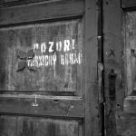 Rok 1952: Upozornění na „vesnického boháče“ na vratech v Ředhošti u Roudnice nad Labem (Foto zdroj: Národní zemědělské muzeum)