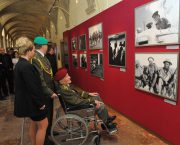 Představitelé ÚSTR a ABS na vernisáži výstavy 2. světová válka objektivem českých fotografů