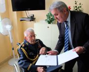 Ondrej Krajňák a Zdeněk Hazdra předali Imrichu Gablechovi ocenění ÚPN za boj proti totalitním režimům