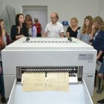 K tradičním návštěvnickým atrakcím patří stroj Neschen C500, který dovede hromadně odkyselovat papírové dokumenty. Tím se archiváliím významně prodlužuje životnost