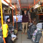 Václav Sixta z oddělení vzdělávání ÚSTR v jedné ze "vzdělávacích" tramvají