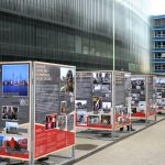 Výstava Komunismus a jeho epocha před Národní technickou knihovnou v Praze