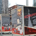 Výstava Komunismus a jeho epocha před Národní technickou knihovnou v Praze