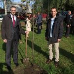 V centru Žytomyru byly po pietním setkání zasazeny tři lípy na památku českých obětí politických represí. Na snímku Ondřej Matějka a Adam Hradilek z ÚSTR.