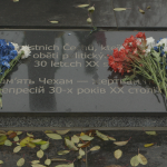 U památníku je i pamětní deska připomínající české oběti politických represí