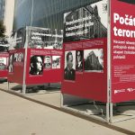 Výstava Počátky teroru před Národní technickou knihovnou v Praze