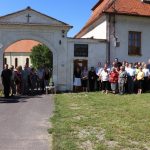 Umísťování pamětní tabulky knězi Václavu Drbolovi na faře v Babicích