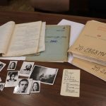 Na snímku kompletní složka včetně dokumentace vedená Státní bezpečností na Richarda Dearlovea v letech 1973-1977 (vlevo) a vyšetřovací spisy majora Miloslava Kroči (vpravo) / Foto: archív ÚSTR