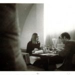 Sledování Richarda Dearlovea s chotí v restauraci U Labutí v roce 1976. Foto ABS