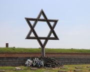 UDÁLOST: Vedení ÚSTR uctilo památku obětí nacismu v Terezíně