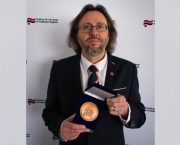 ÚSTR obdržel bronzovou plaketu Policie České republiky