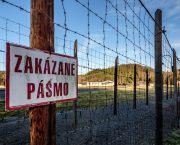 Za mřížemi a ostnatými dráty komunistických věznic a táborů