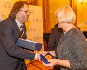 Ředitel Kudrna na cenách ÚSTR varoval před falšováním dějin