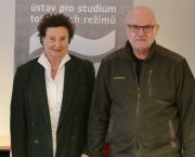 V souvislosti s 21. srpnem jednal ÚSTR se sochařem Sozanským