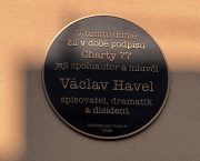 Václavu Havlovi byla odhalena pamětní deska