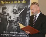 Vernisáží byla zahájena putovní výstava Naděje je naše síla
